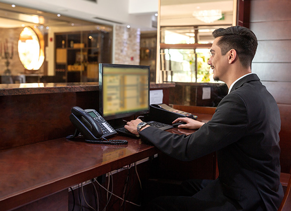 comemore-o-dia-de-quem-cuida-do-seu-condominio-como-se-fosse-da-propria-casa