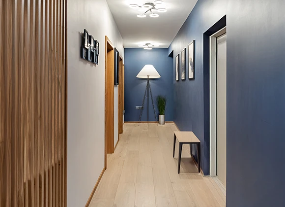 Corredor de andar em condomínio residencial, livre de obstáculos, limpo e seguro